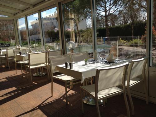 Logis Les Charmilles Chalon-Sur-Saone Sud Hotel Lux Ngoại thất bức ảnh